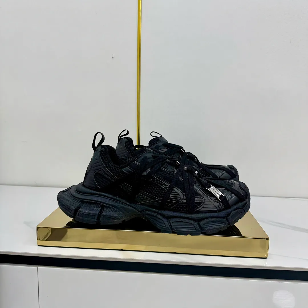 👟👟Ex-factory price 820👟👟 Balenciaga Balenciaga's latest popular 9th generation 3XL Sneaker Spider-Man series, couple's dad shoes, original purchase, development and production. Balenciaga 3XL Sneaker's overall shoe shape draws on the creative ideas of Balenciaga Track and Balenciaga Runner. It is equivalent to removing the outer frame of the Track shoe body while inheriting the streamlined shape and shape of the Runner. Track flat toe, new color matching, the entire shoe body is integrated into the spider binding shoelace design decoration, the exaggerated shape is more prominent. Fabric: original customized imported technical fabric + mesh inner lining: original customized breathable mesh lining. Outsole: original molded 5-layer ultra-light MD combination rubber sole. Bottom thickness: 5CM. Size: 35-45. Original packaging.